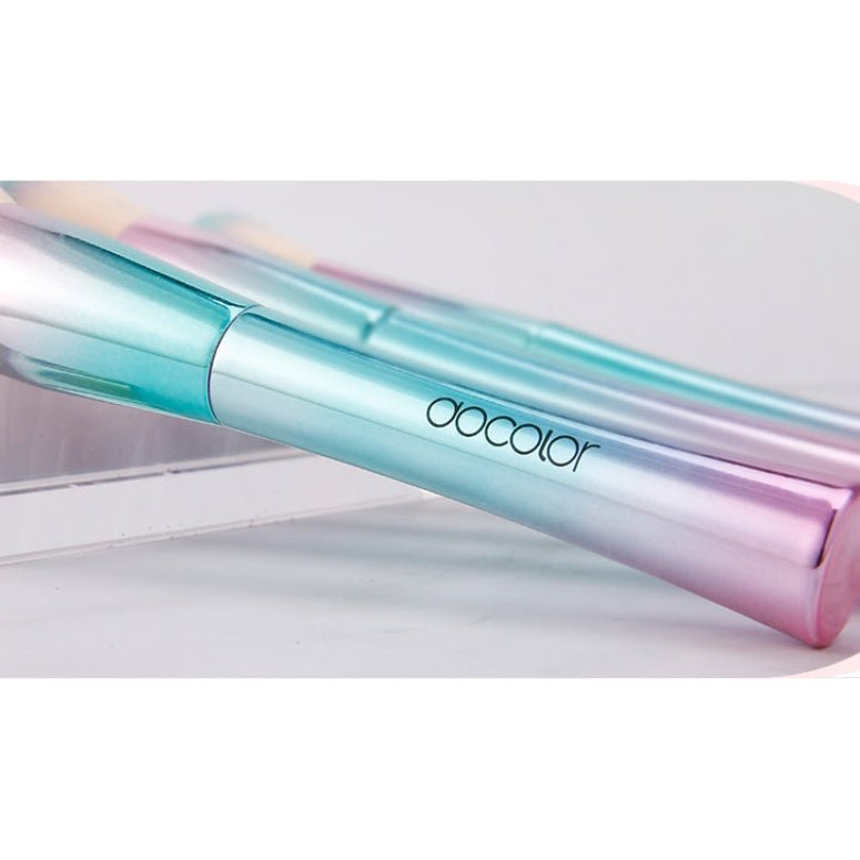 Docolor Fan Brush – Highlighter & Contour Makeup Brush | Soft Synthetic Bristles | Vegan & Cruelty-Free