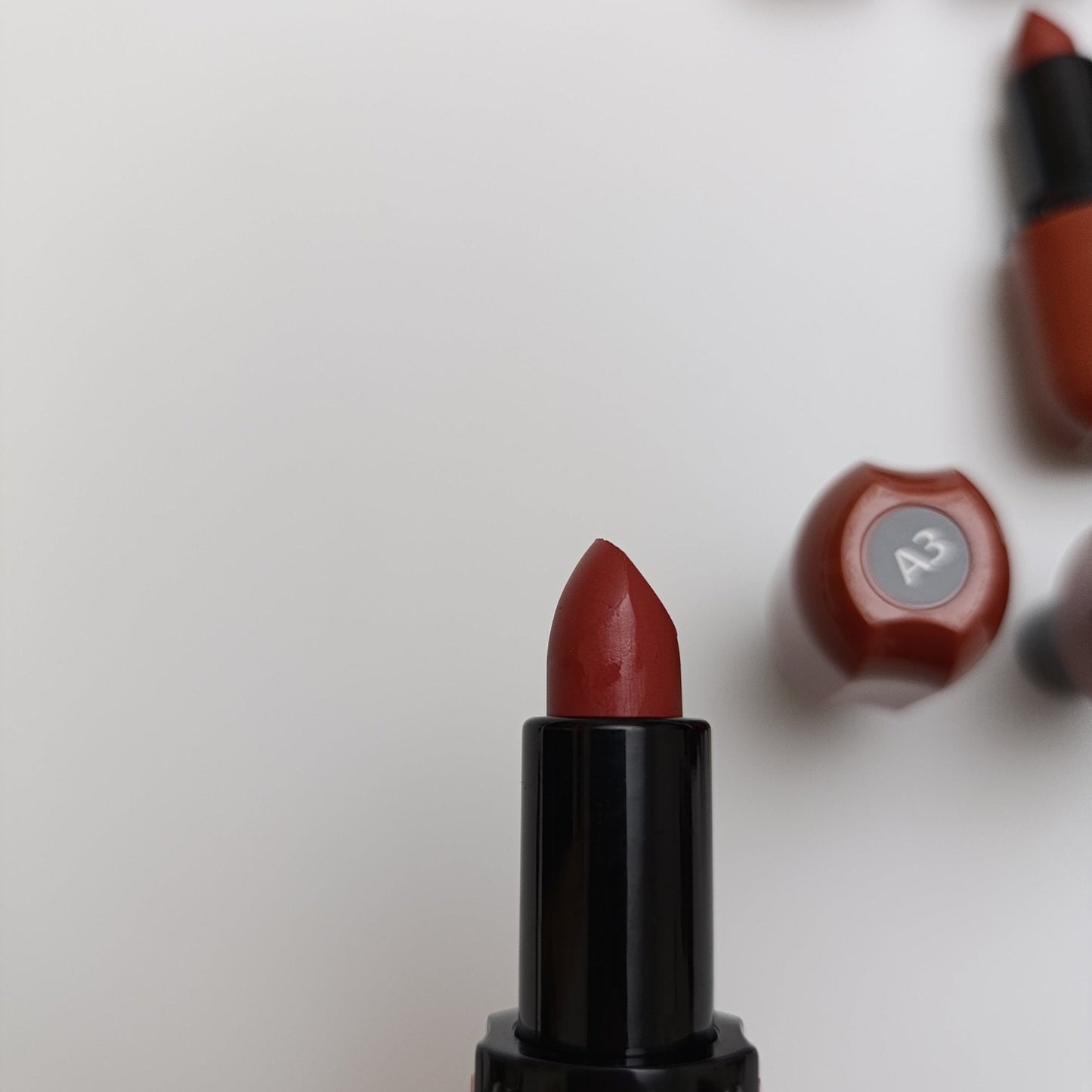 Huda Beauty Super Matte Stay Lipstick – Chocolate Flavor, 24H Stay