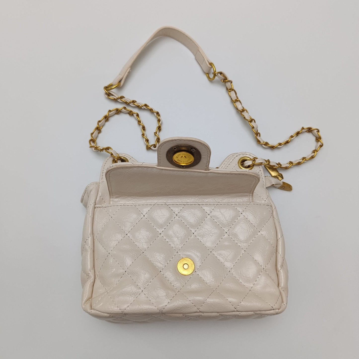 White Quilted Gold Chain Shoulder Bag – Luxury Crossbody Purse - 9001